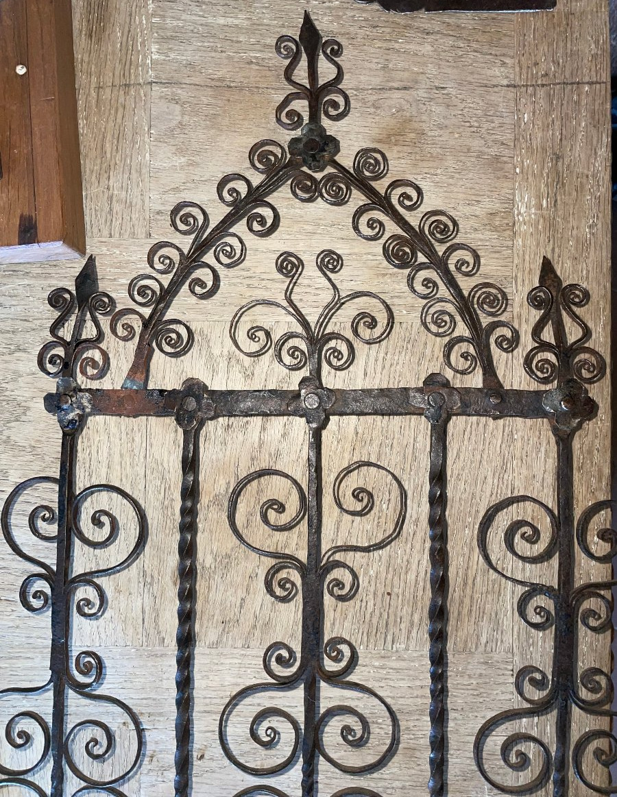 Small, Very Old Decorative Wrought-iron Grille-photo-2