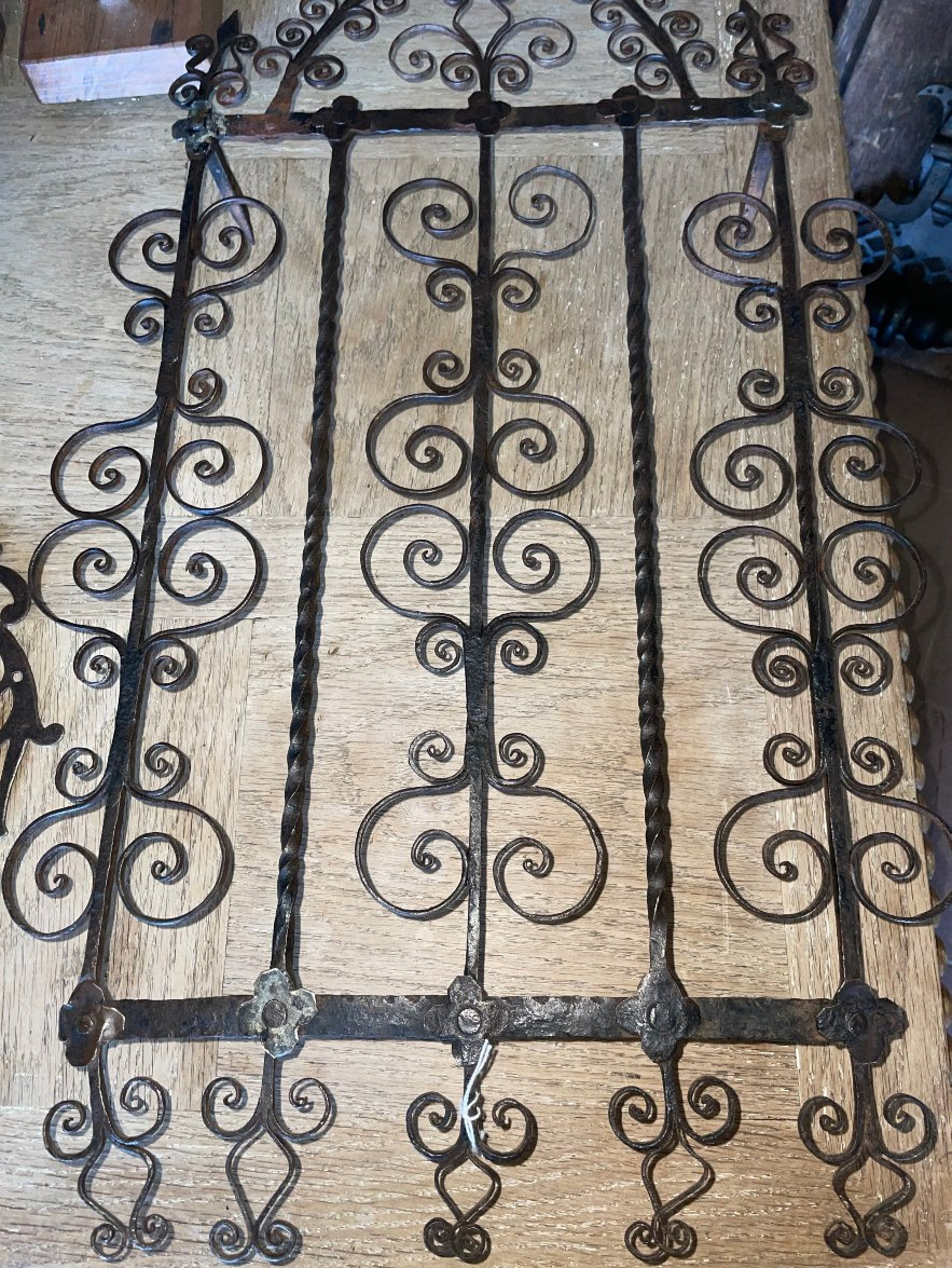 Small, Very Old Decorative Wrought-iron Grille-photo-3