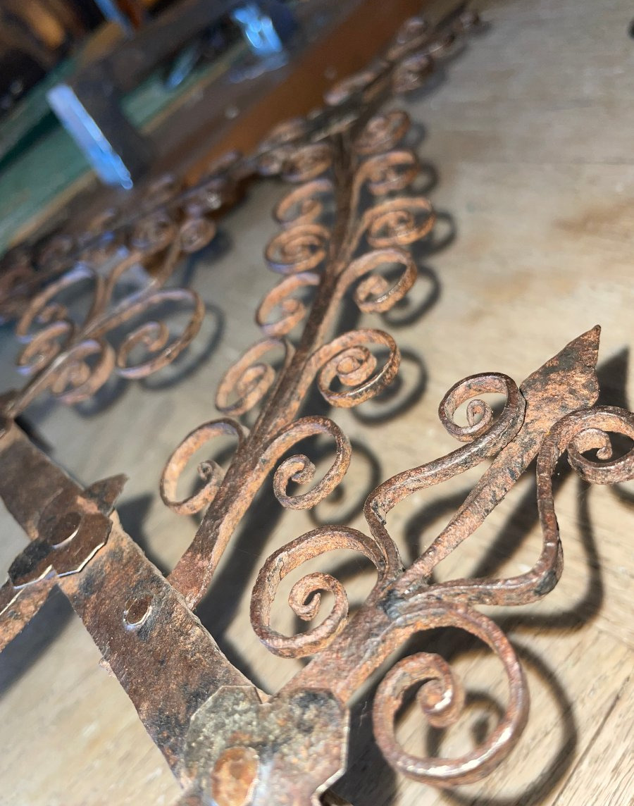Small, Very Old Decorative Wrought-iron Grille-photo-1