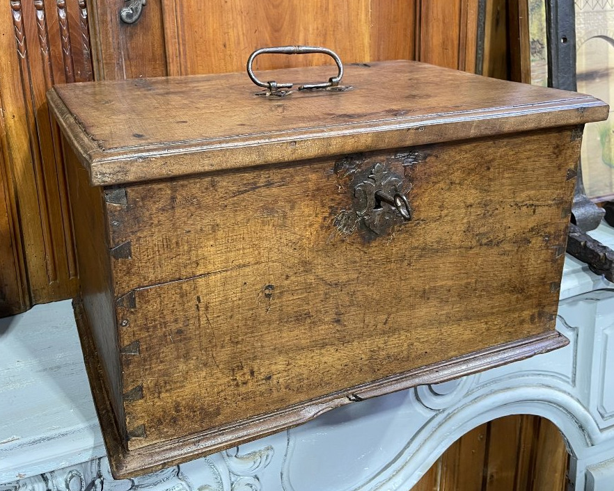 petit coffre de voyage  en noyer avec double casier, coffret xvii eme