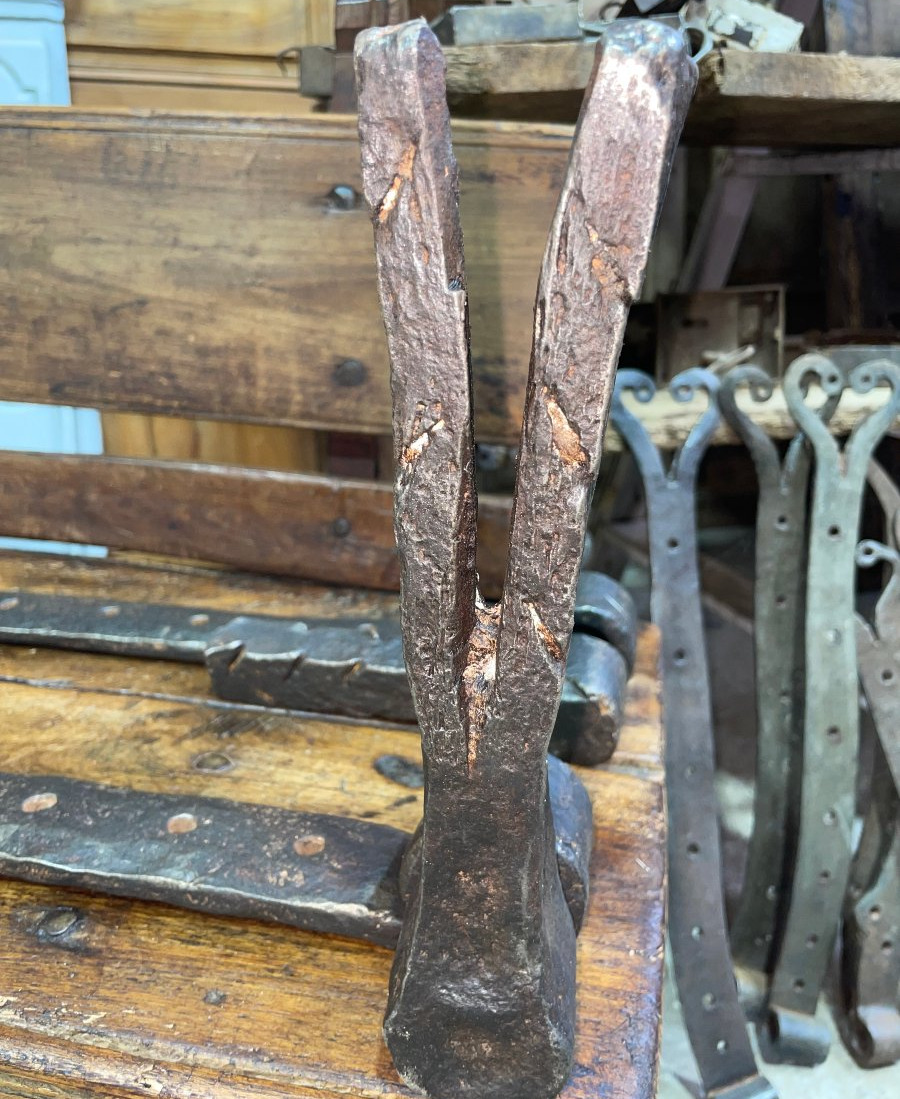 rare paire de pentures haute epoque fleur de lys en fer forgé avec gonds -photo-4