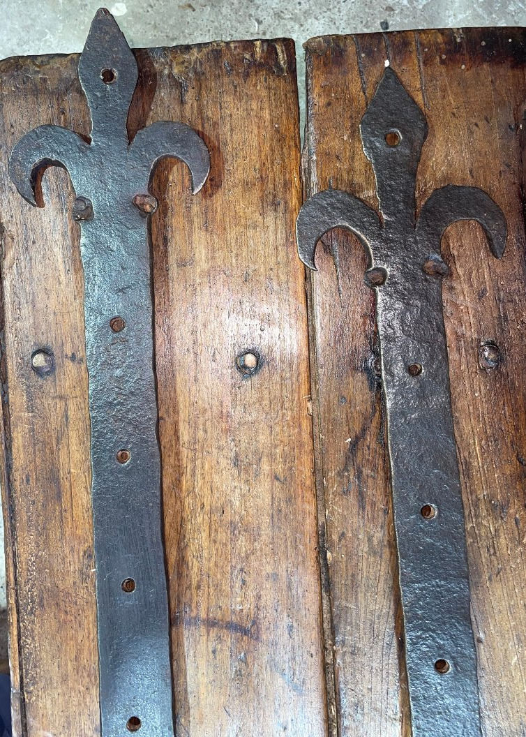 rare paire de pentures haute epoque fleur de lys en fer forgé avec gonds -photo-2