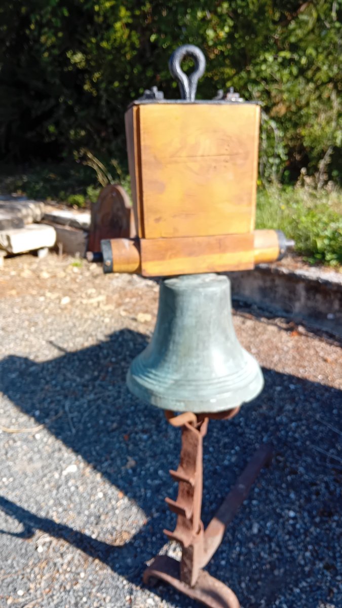 grande cloche sur son  mouton  du 19 eme siecle