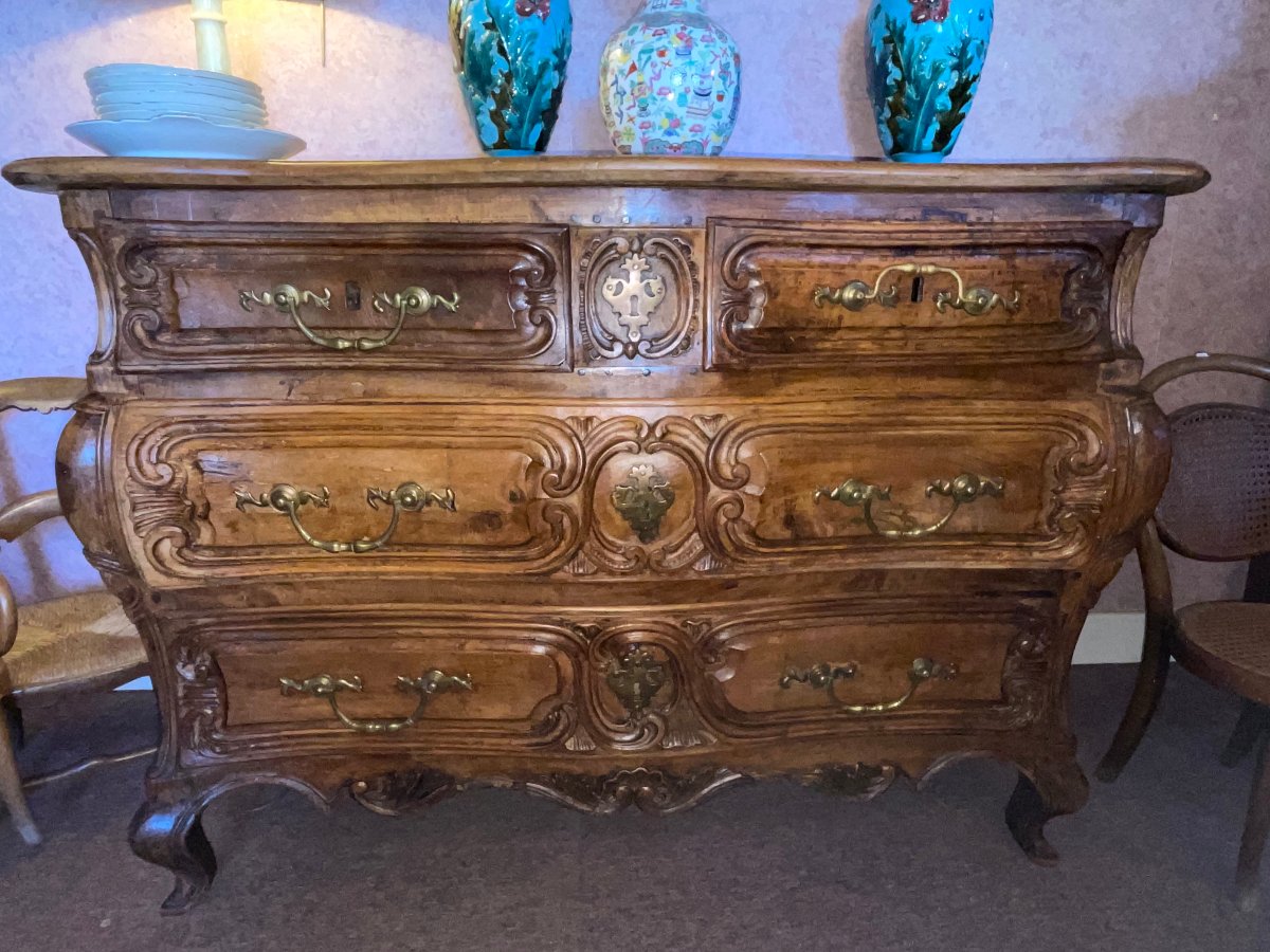 Early 18th-century Regency Chest Of Drawers In Walnut
