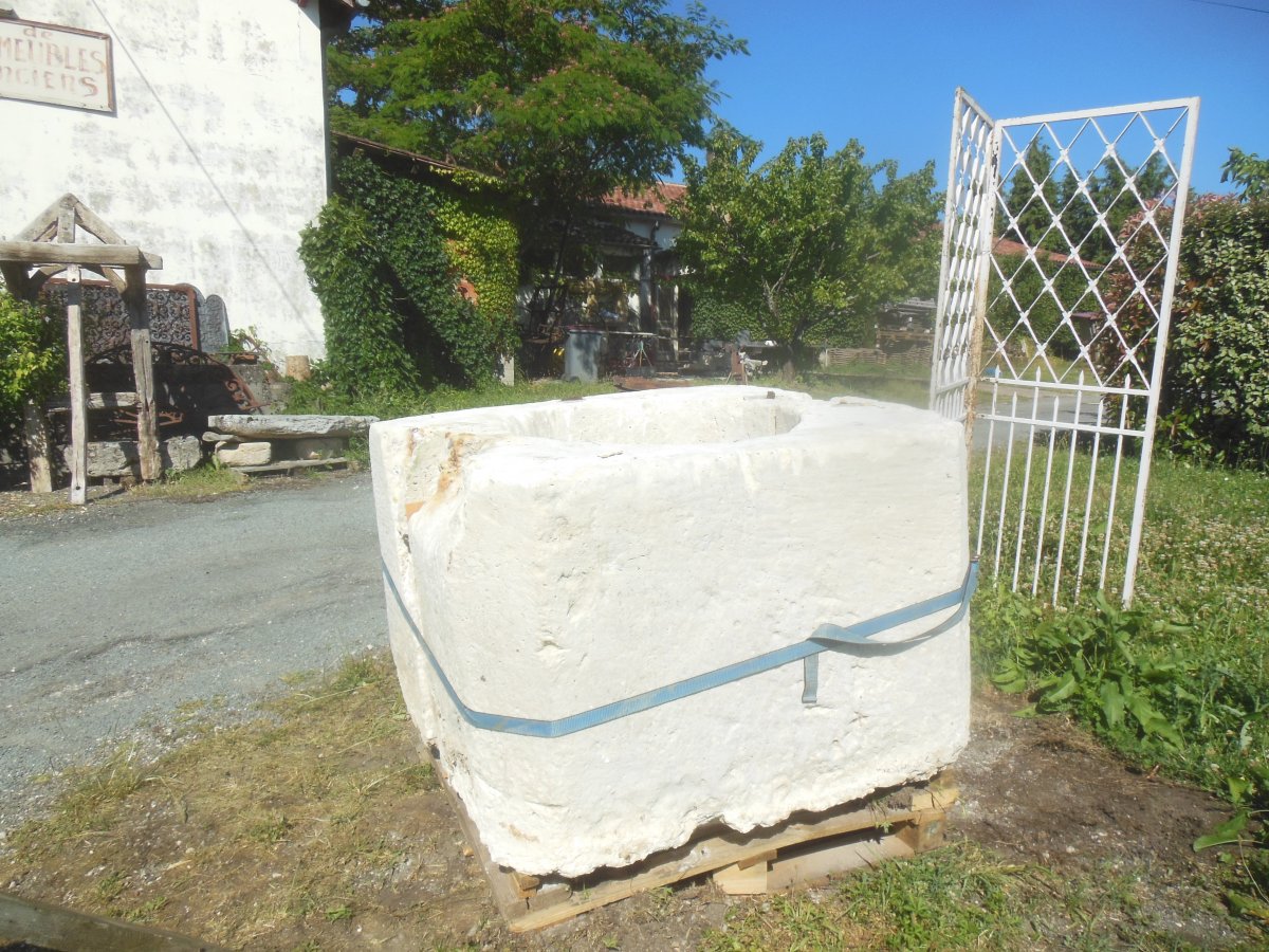 Rare Head Of Well Limestone XVII Eme