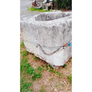 important  puits en calcaire clair 17 eme siecle