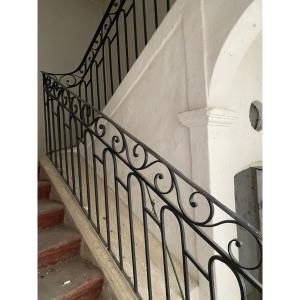 escalier en pierre et sa main courrante  en fer forgé fin 18 eme