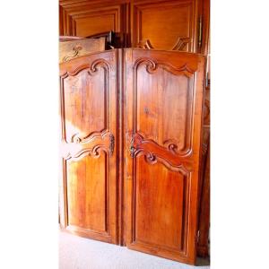 petite paire de  portes de placard 18 eme ,boiserie en merisier