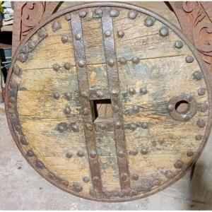 Ancienne roue pleine de tombrel médieval en chêne