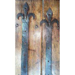 rare paire de pentures haute epoque fleur de lys en fer forgé avec gonds