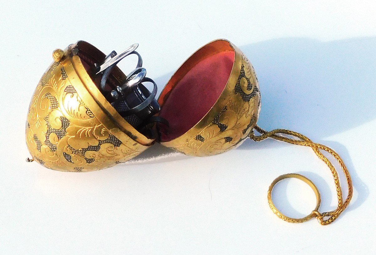 Miniature Steel Sewing Kit In A Golden Metal Egg-shaped Box-photo-2