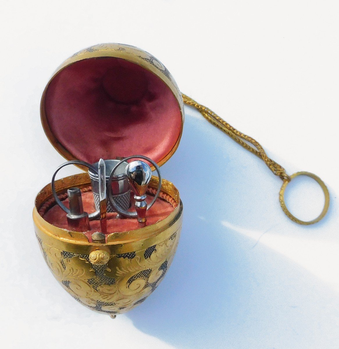 Miniature Steel Sewing Kit In A Golden Metal Egg-shaped Box-photo-3