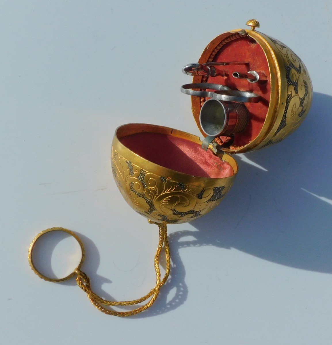 Miniature Steel Sewing Kit In A Golden Metal Egg-shaped Box-photo-4