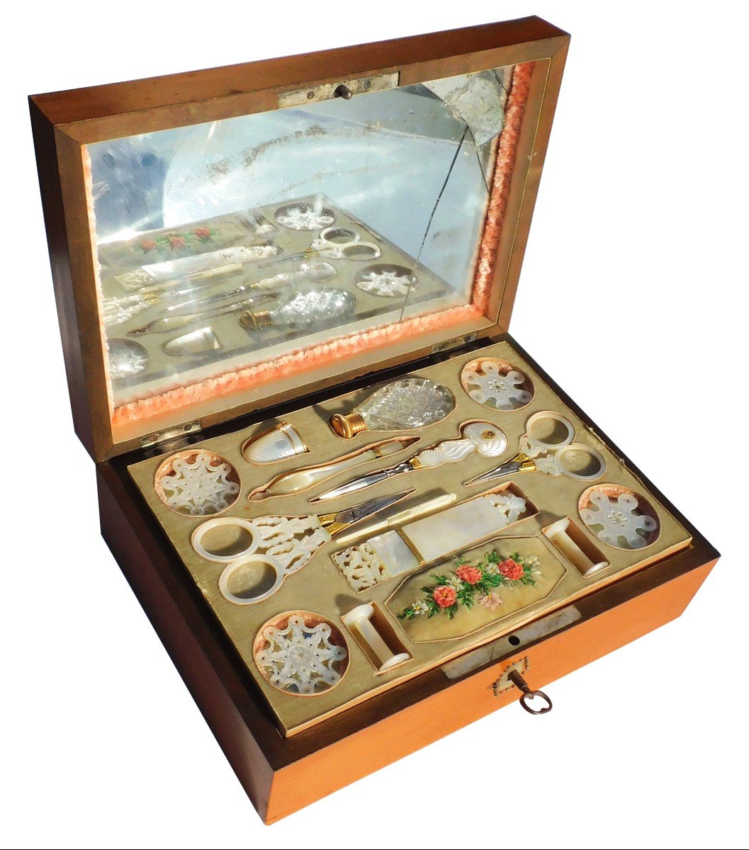 Coffret Nécessaire De Couture Nacre ciseaux  Restauration Palais Royal