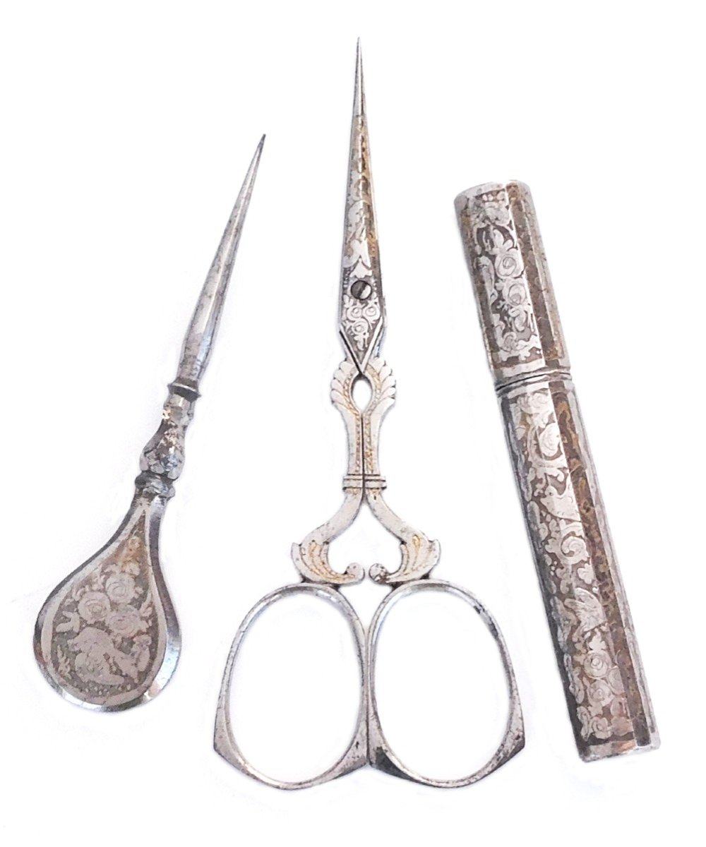 Nécessaire De Couture Acier Façon Damasquiné Ciseaux étui Aiguille Dé à Coudre XIXe Siècle-photo-2