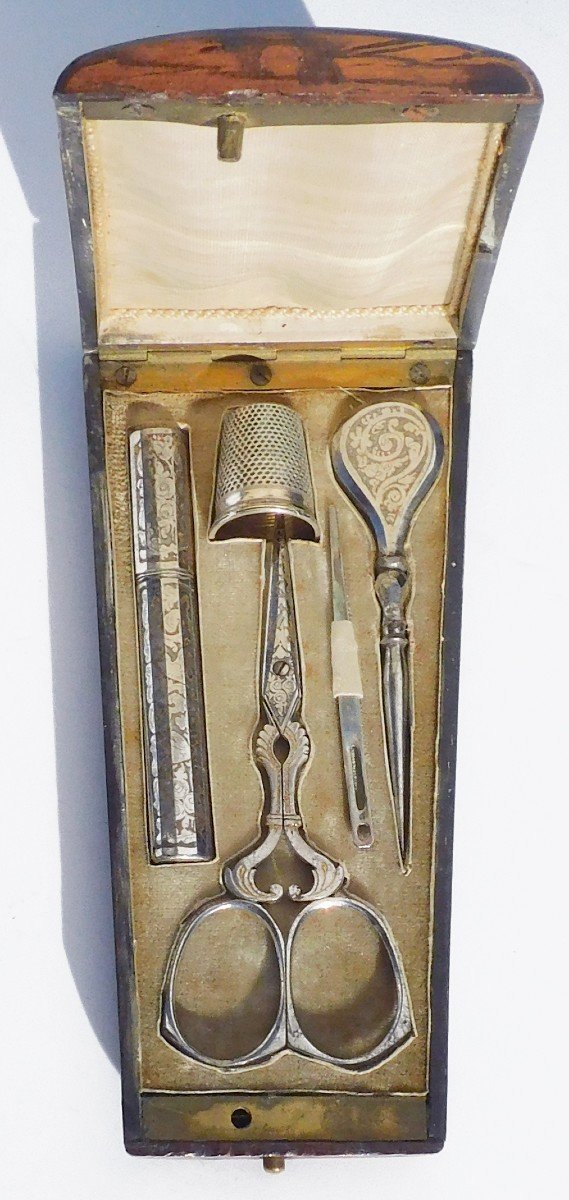Nécessaire De Couture Acier Façon Damasquiné Ciseaux étui Aiguille Dé à Coudre XIXe Siècle-photo-3