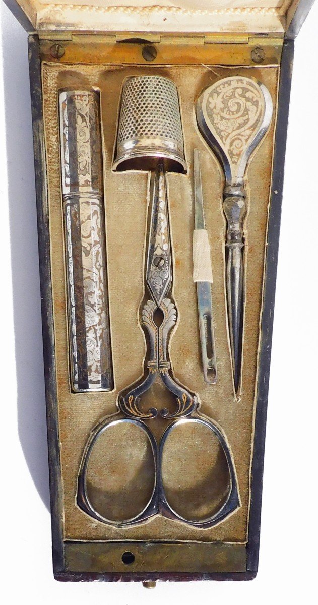 Nécessaire De Couture Acier Façon Damasquiné Ciseaux étui Aiguille Dé à Coudre XIXe Siècle-photo-4
