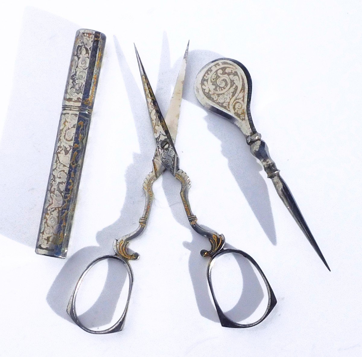 Nécessaire De Couture Acier Façon Damasquiné Ciseaux étui Aiguille Dé à Coudre XIXe Siècle-photo-3
