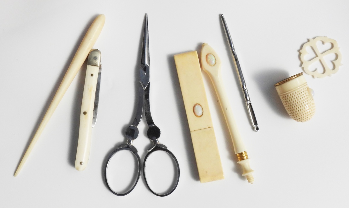 Boite Coffret Nécessaire De Couture XIXe Restauration Ciseaux Aciers Outils Os  Ivoire-photo-1