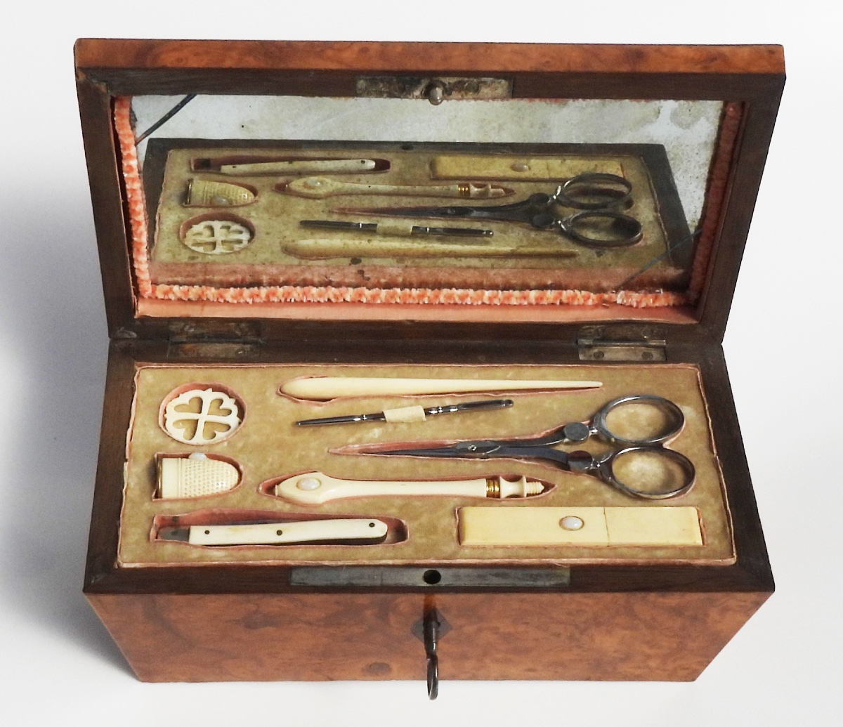 Boite Coffret Nécessaire De Couture XIXe Restauration Ciseaux Aciers Outils Os  Ivoire