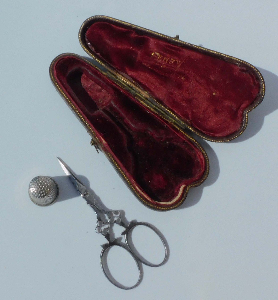 Petite Paire De Ciseaux à Broder Couture En Acier Dans Son écrin Recouvert De Cuir XIXe Siècle-photo-4