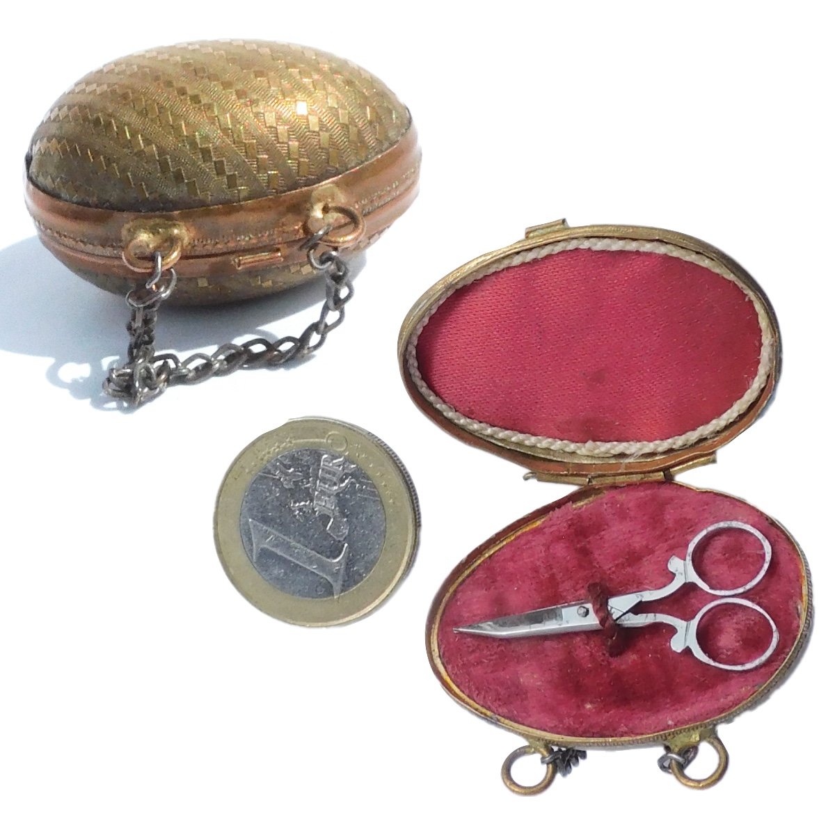Nécessaire De Couture Poupée Enfant Dans Oeuf En Laiton Ciseaux acier miniature Fin XIXe