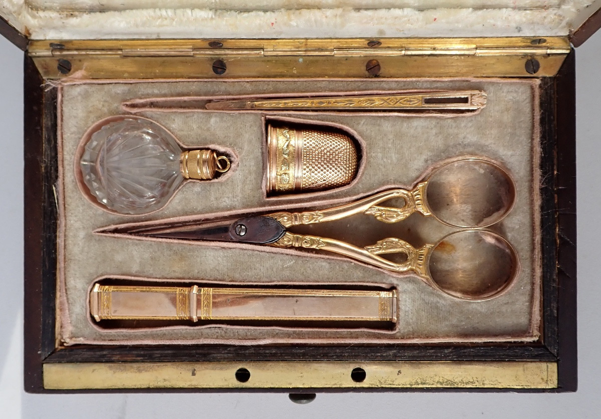 coffret nécessaire de couture ancien en or début XIXe ciseaux cygne dé coudre-photo-3