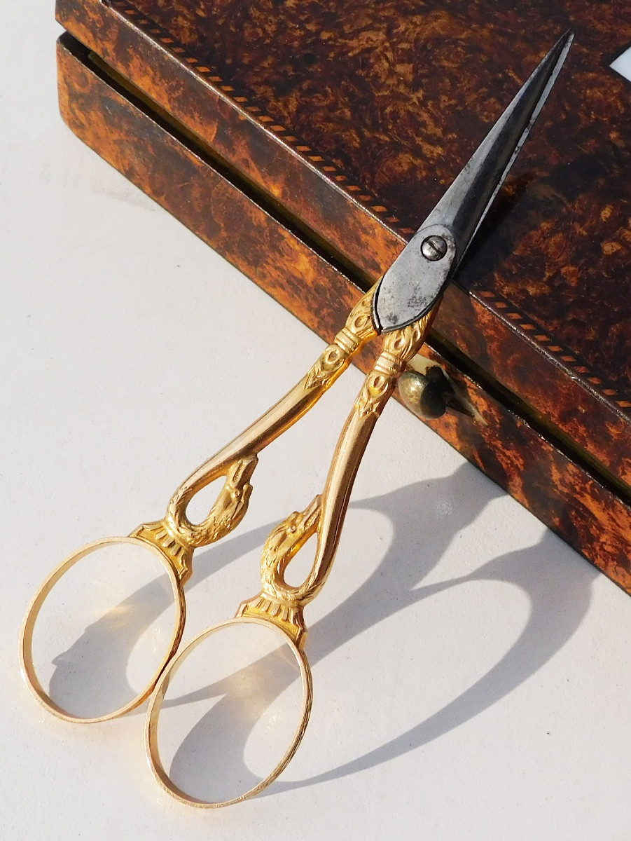 coffret nécessaire de couture ancien en or début XIXe ciseaux cygne dé coudre-photo-5