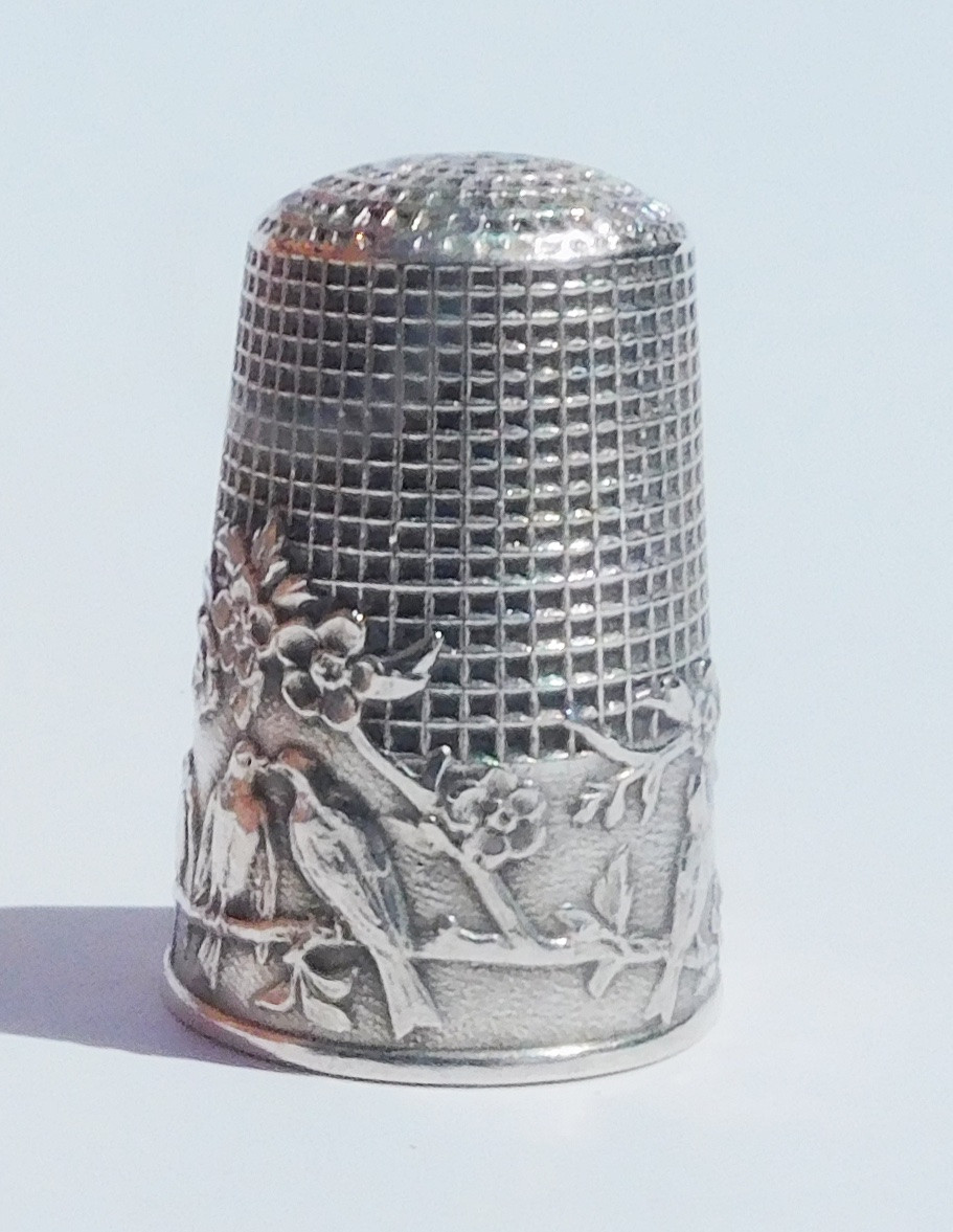 Solid Silver Art Nouveau Thimble "doves" Early 20th Century Sewing Kit-photo-2
