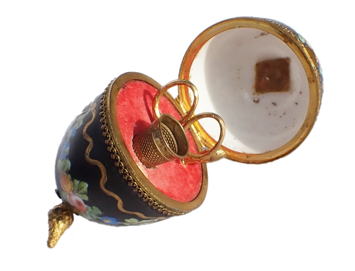 Nécessaire de couture dans écrin forme d' oeuf porcelaine  peint XIXe ciseaux dé coudre-photo-2