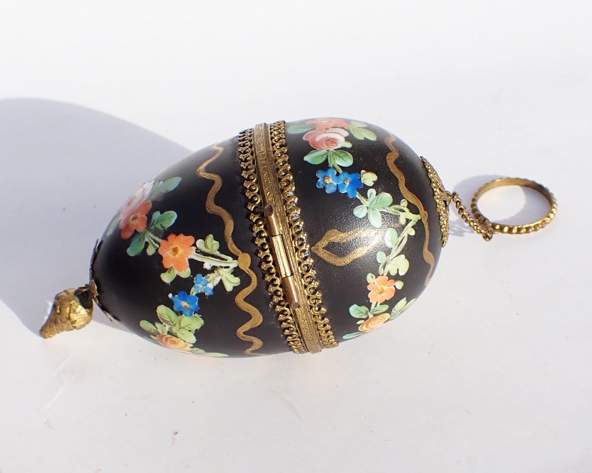 Nécessaire de couture dans écrin forme d' oeuf porcelaine  peint XIXe ciseaux dé coudre-photo-3