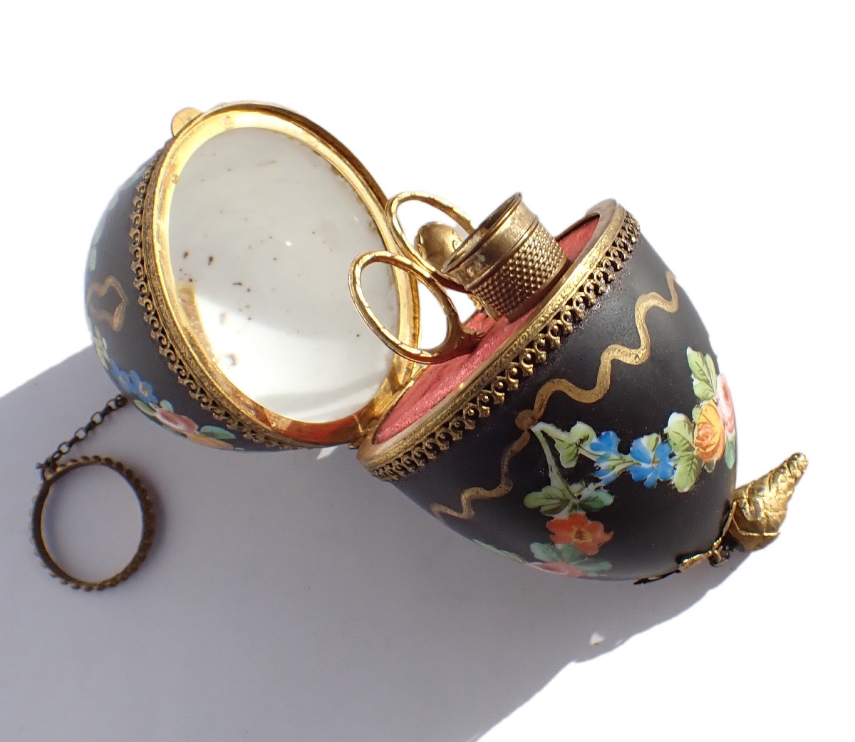 Nécessaire de couture dans écrin forme d' oeuf porcelaine  peint XIXe ciseaux dé coudre-photo-4
