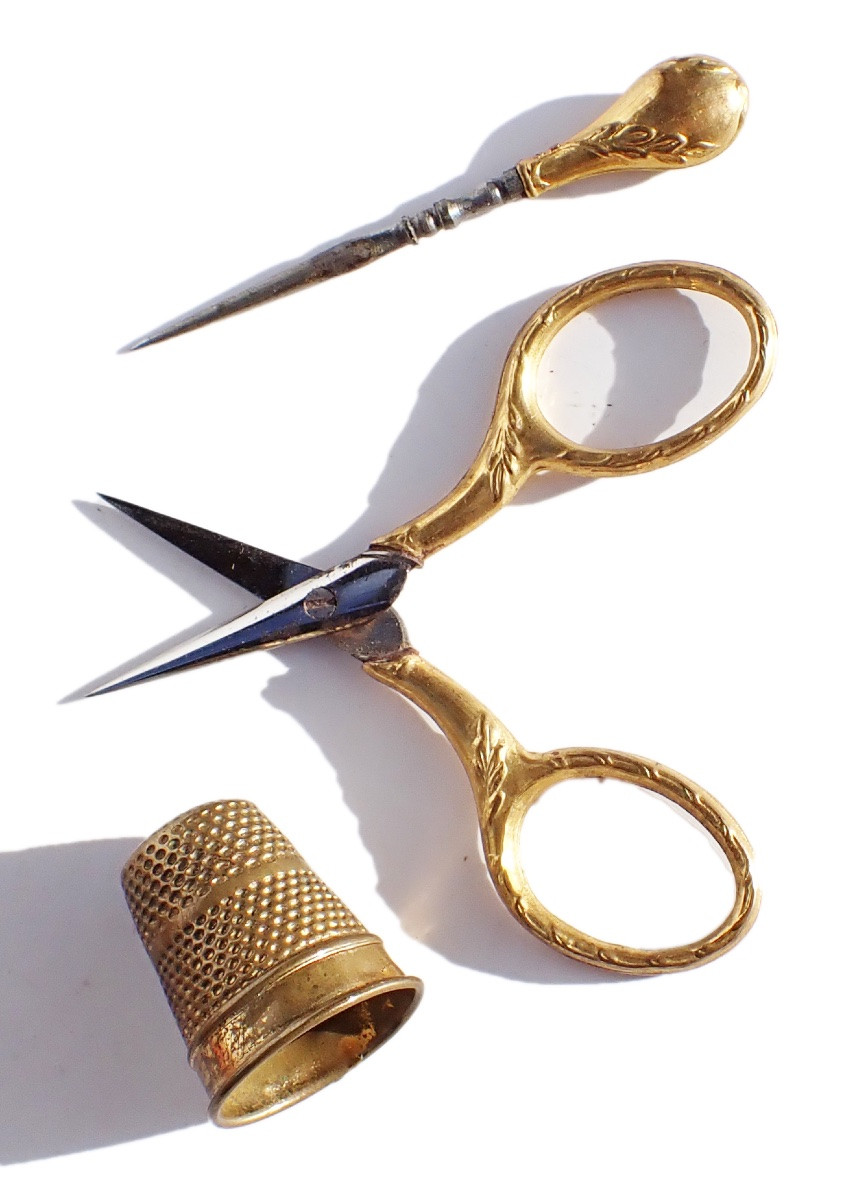 Nécessaire de couture dans écrin forme d' oeuf porcelaine  peint XIXe ciseaux dé coudre-photo-1