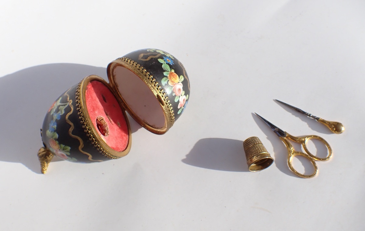 Nécessaire de couture dans écrin forme d' oeuf porcelaine  peint XIXe ciseaux dé coudre-photo-2