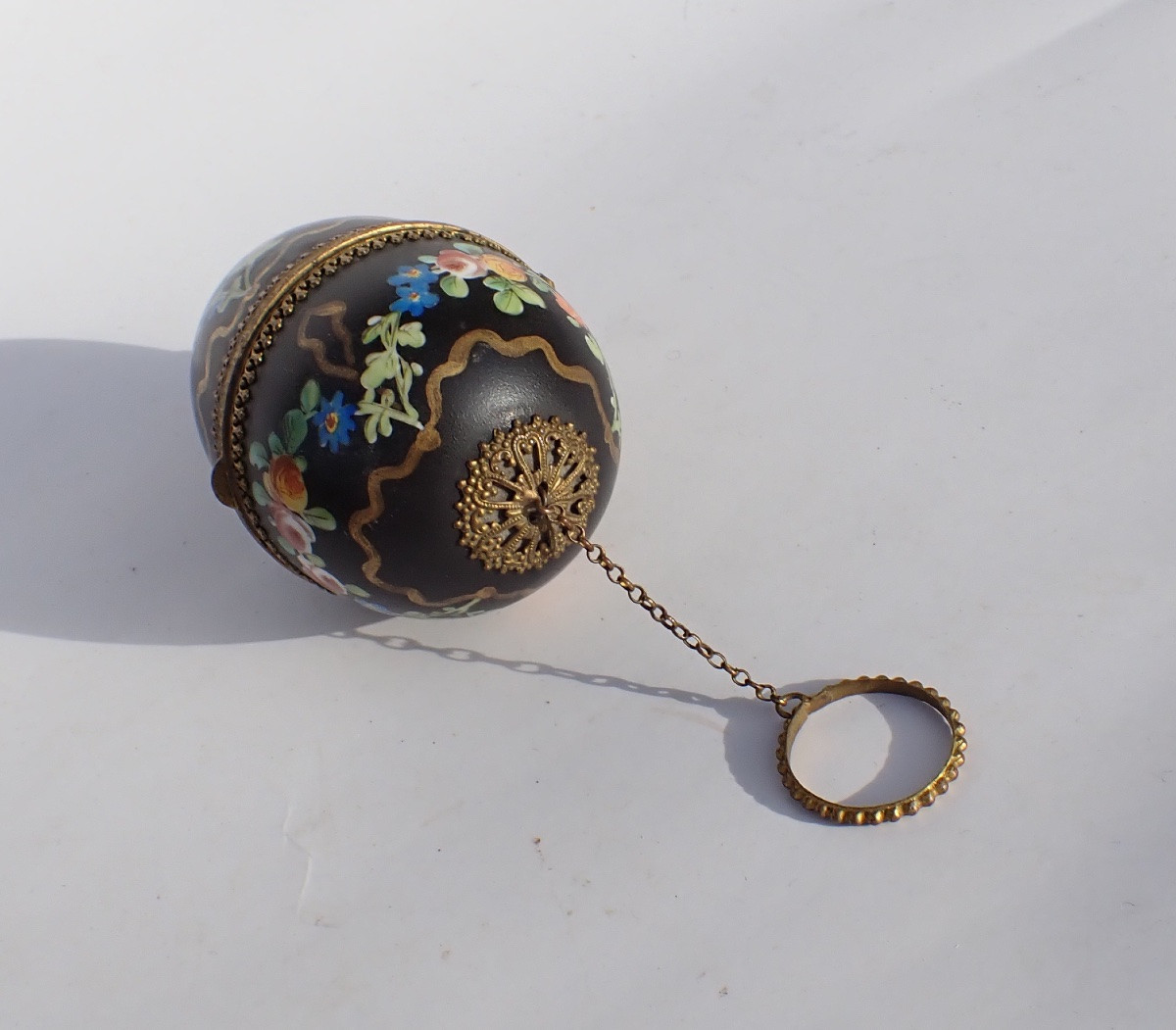 Nécessaire de couture dans écrin forme d' oeuf porcelaine  peint XIXe ciseaux dé coudre-photo-3