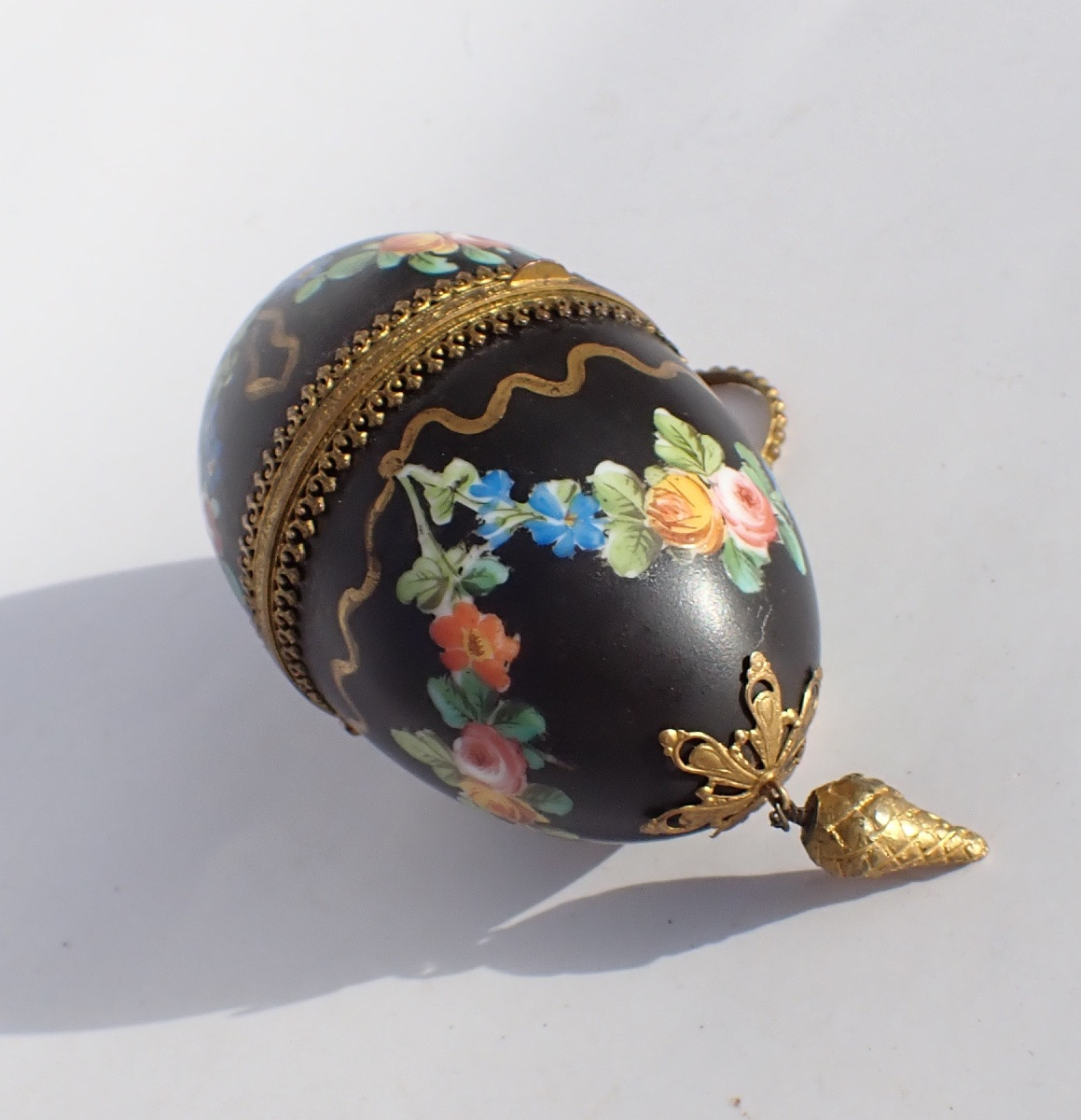 Nécessaire de couture dans écrin forme d' oeuf porcelaine  peint XIXe ciseaux dé coudre-photo-4