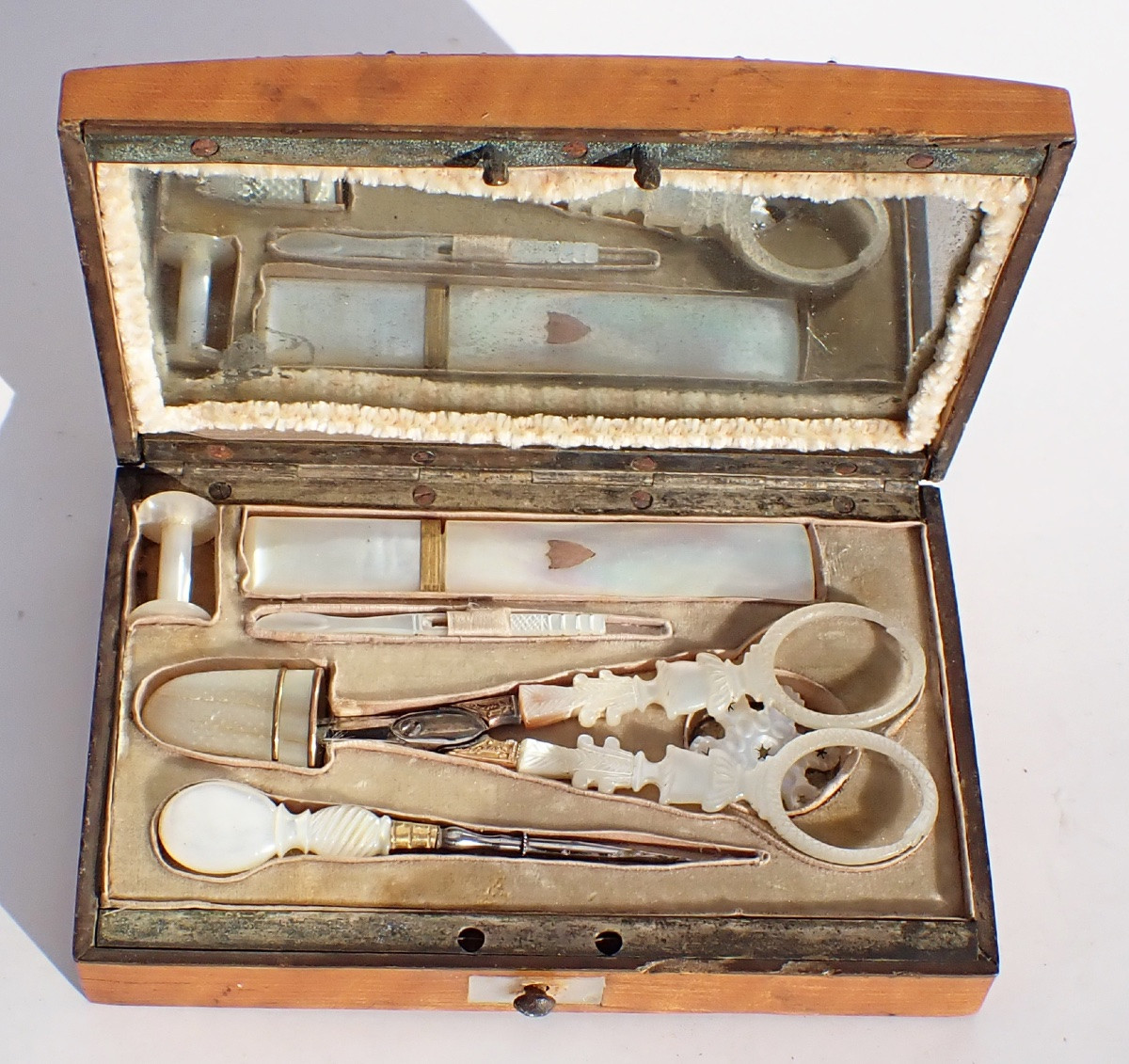 19th-century Lemonwood Marquetry Box, Mother-of-pearl Sewing Kit With Scissors And Seam Ripper -photo-2