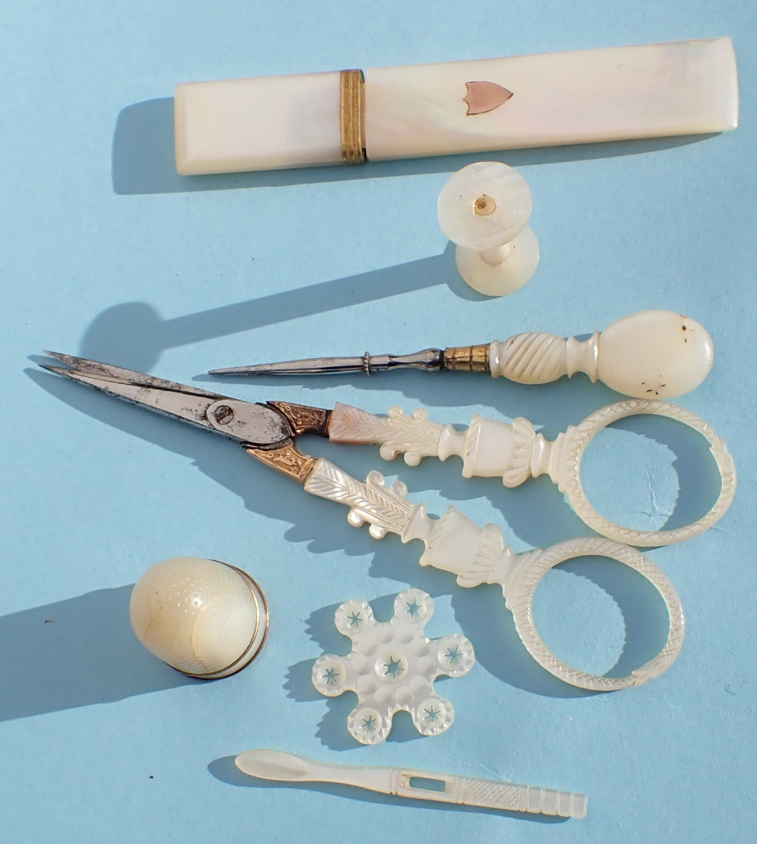 19th-century Lemonwood Marquetry Box, Mother-of-pearl Sewing Kit With Scissors And Seam Ripper -photo-1