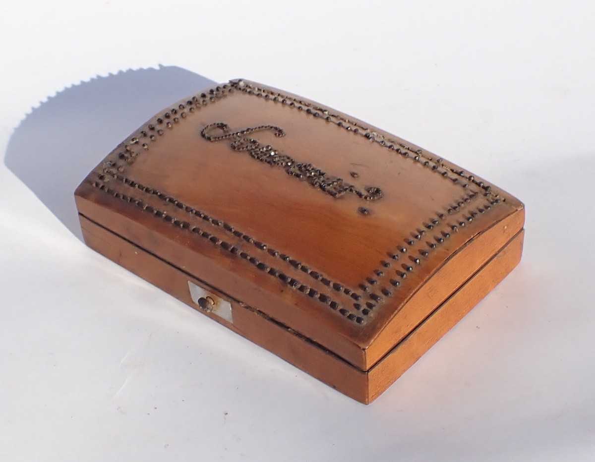 19th-century Lemonwood Marquetry Box, Mother-of-pearl Sewing Kit With Scissors And Seam Ripper -photo-4