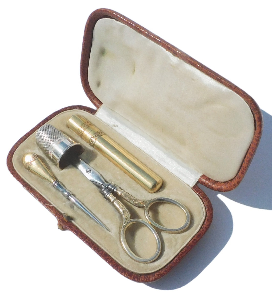 ANCIEN NECESSAIRE DE COUTURE VERMEIL ARGENT MASSIF fin XIXe début XXe ciseaux-photo-2