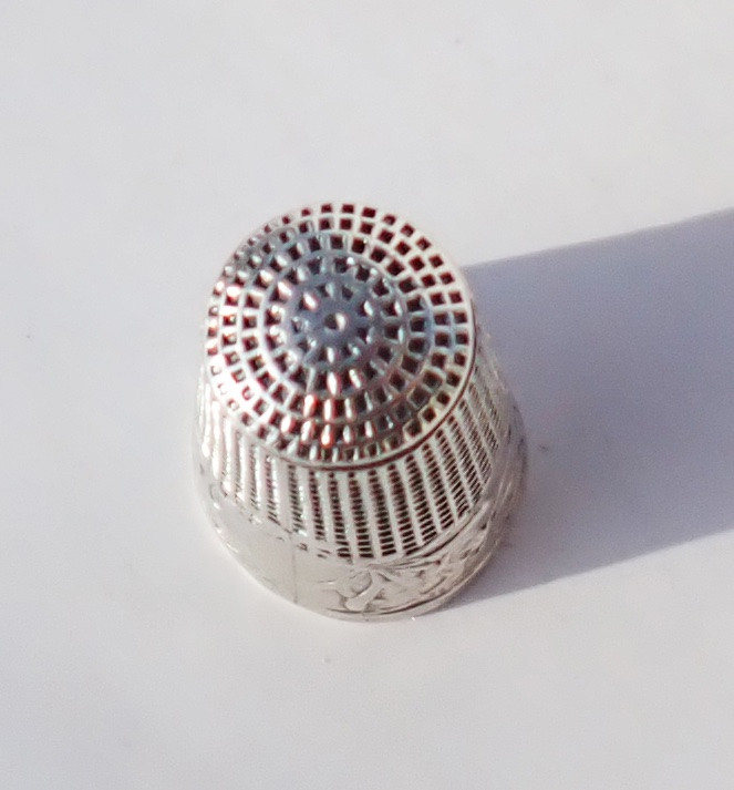 Antique Early 20th Century Solid Silver Thimble With Art Nouveau Honeysuckle Decoration-photo-1