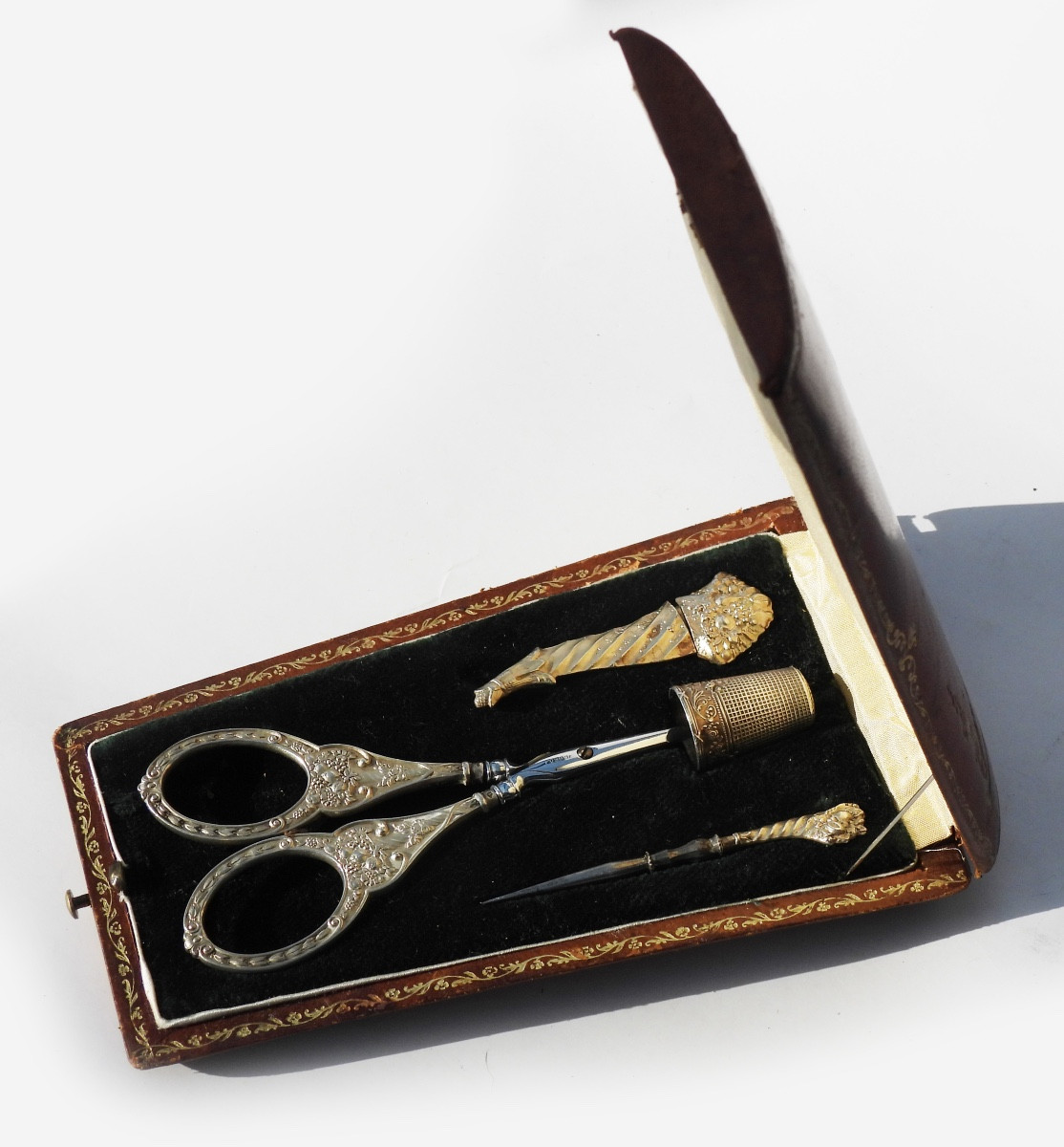 Late 19th Century Silver-gilt Sewing Kit With Cornucopia Motif-photo-4