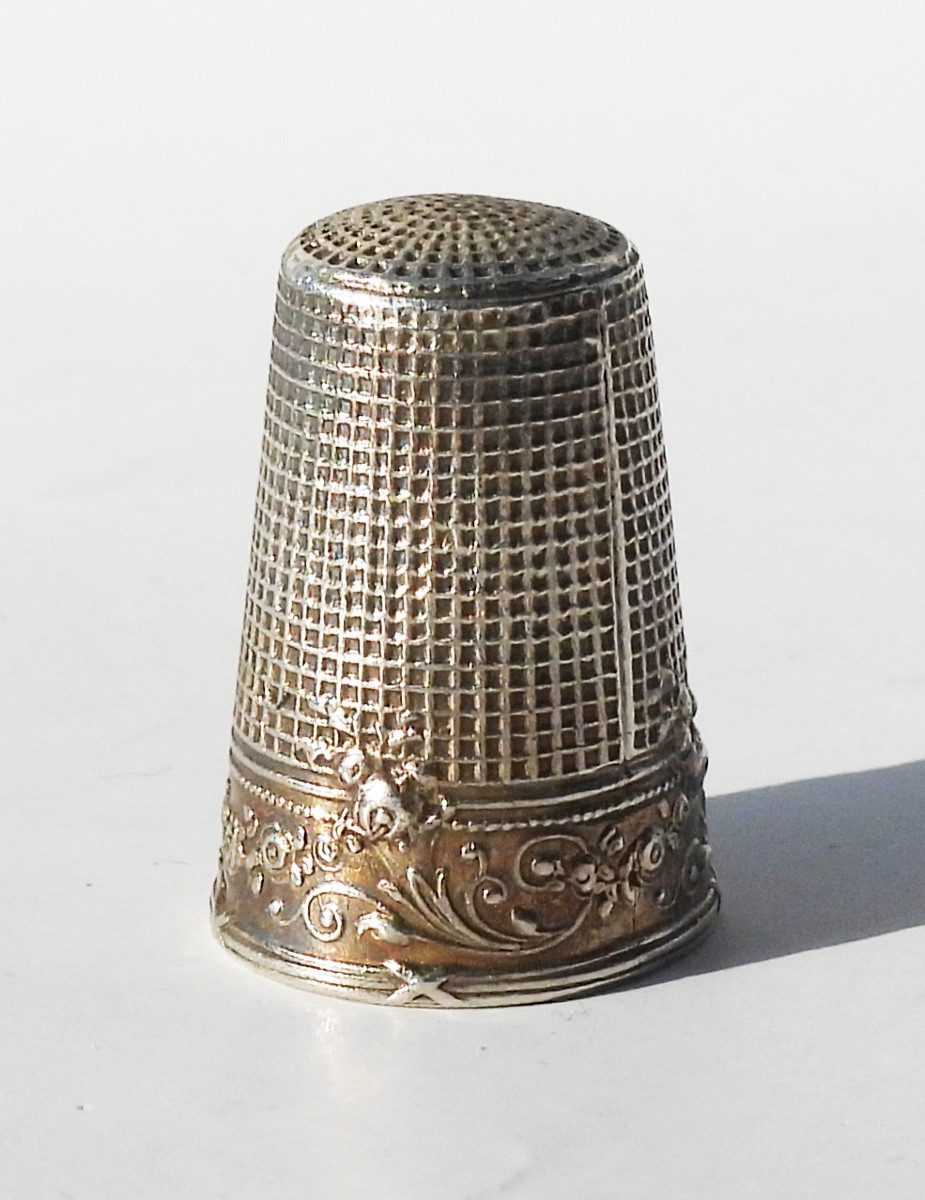 Late 19th Century Silver-gilt Sewing Kit With Cornucopia Motif-photo-2