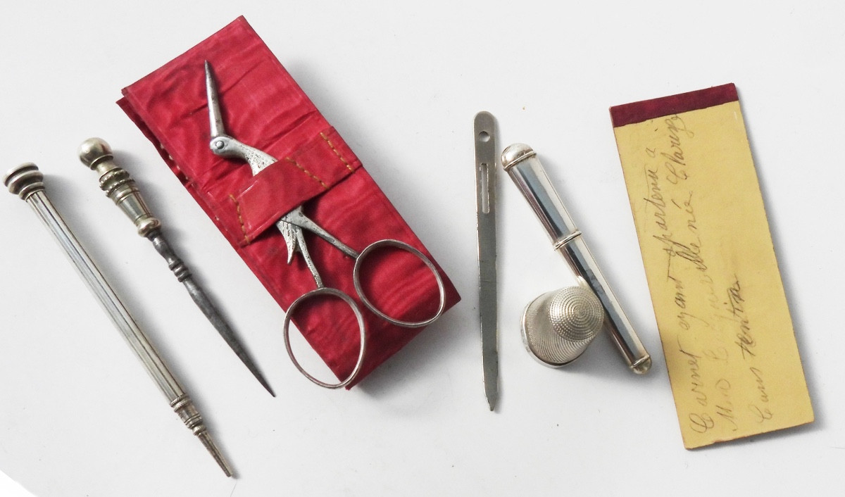 Etui forme livre Nécessaire de couture ancien Lady's Companion XIXe siècle ciseaux dé à coudre -photo-4