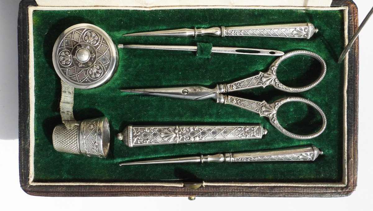 Early 20th Century Solid Silver Sewing Kit: Scissors, Thimble, Crochet Hook, Measuring Tape-photo-2