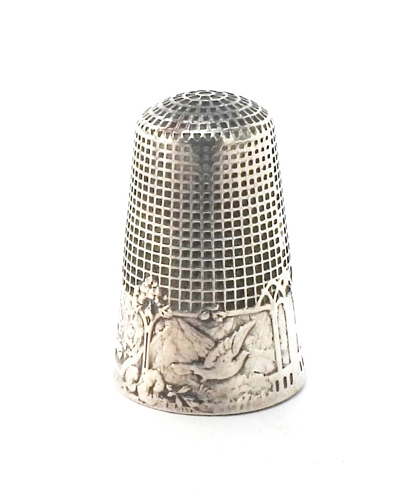 Dé à coudre ancien  en argent massif fable de la Fontaine "Les deux pigeons" début XXe-photo-2