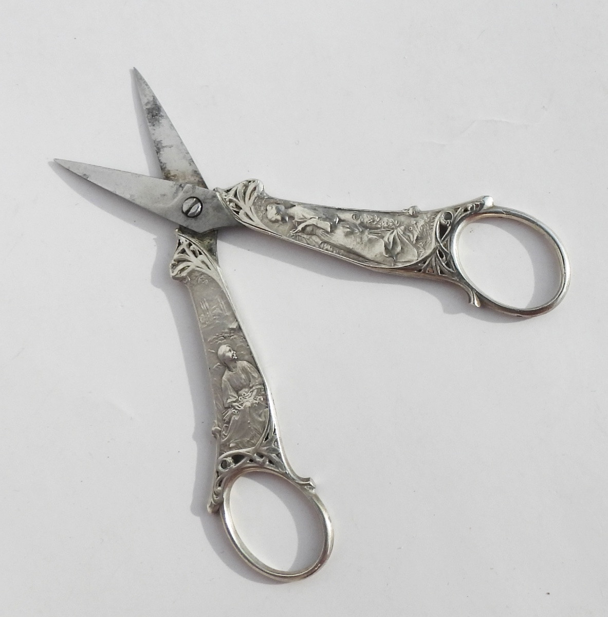 Paire de ciseaux à broder Art Nouveau Nécessaire de couture  signée VERNON  début XXe ARGENT -photo-2