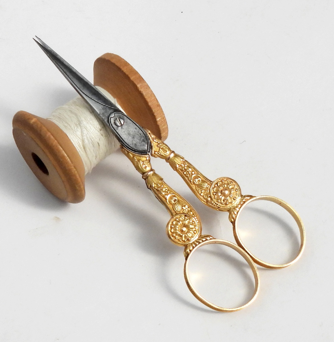 ciseaux à broder en or 18 carats début 19eme nécessaire de couture