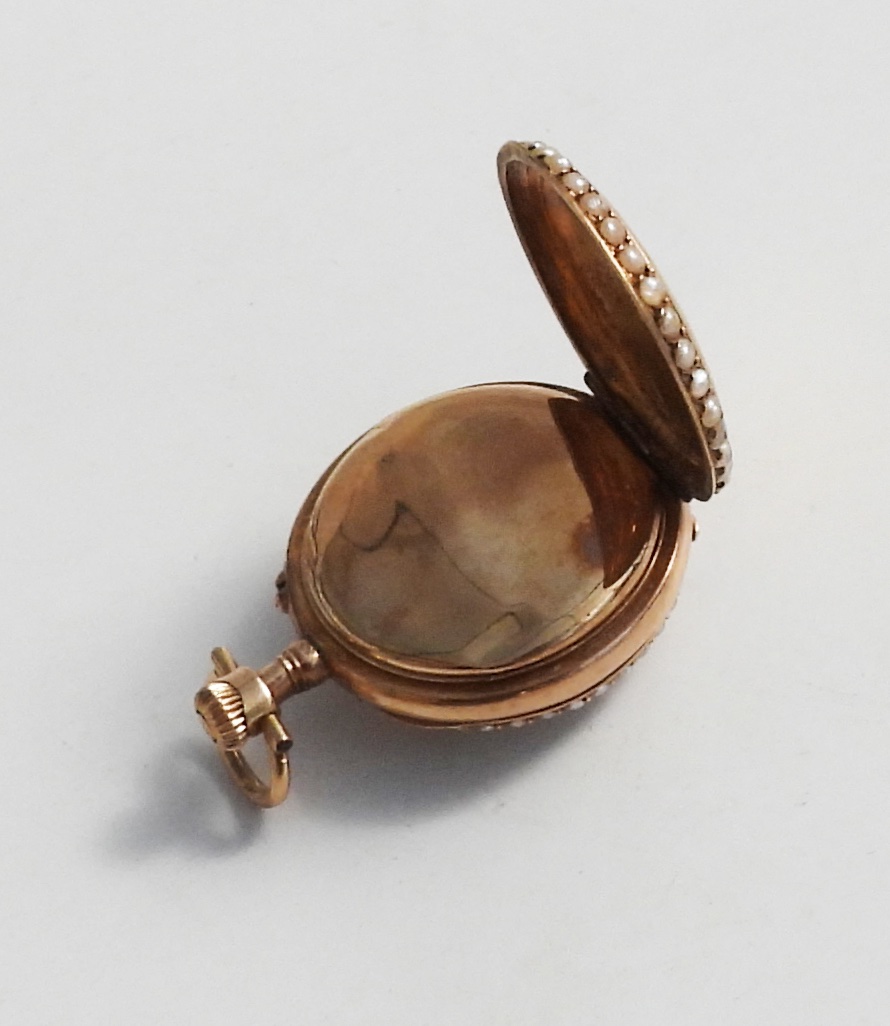 Montre mécanique ancienne  de col à  gousset  femme or massif perles numérotée signée-photo-4