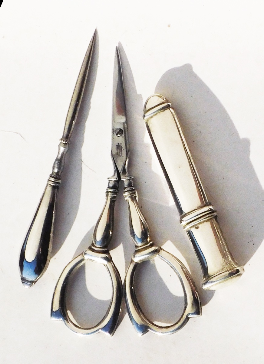 Nécessaire de couture En Argent Massif fin XIXe début XXe ciseaux dé à coudre-photo-3